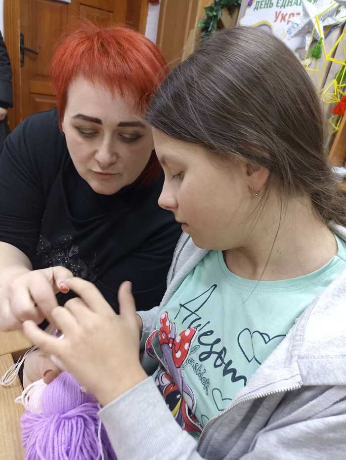 Підготовка до фестивалю "Щирі серця" (виготовдення ляльки мотанки, 6-А клас)