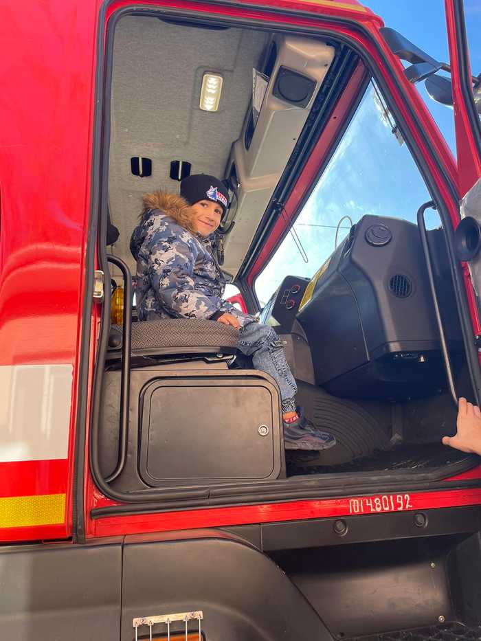 Під час тижня безпеки життєдіяльності. Знайомство з пожежною машиною (1-Б клас)